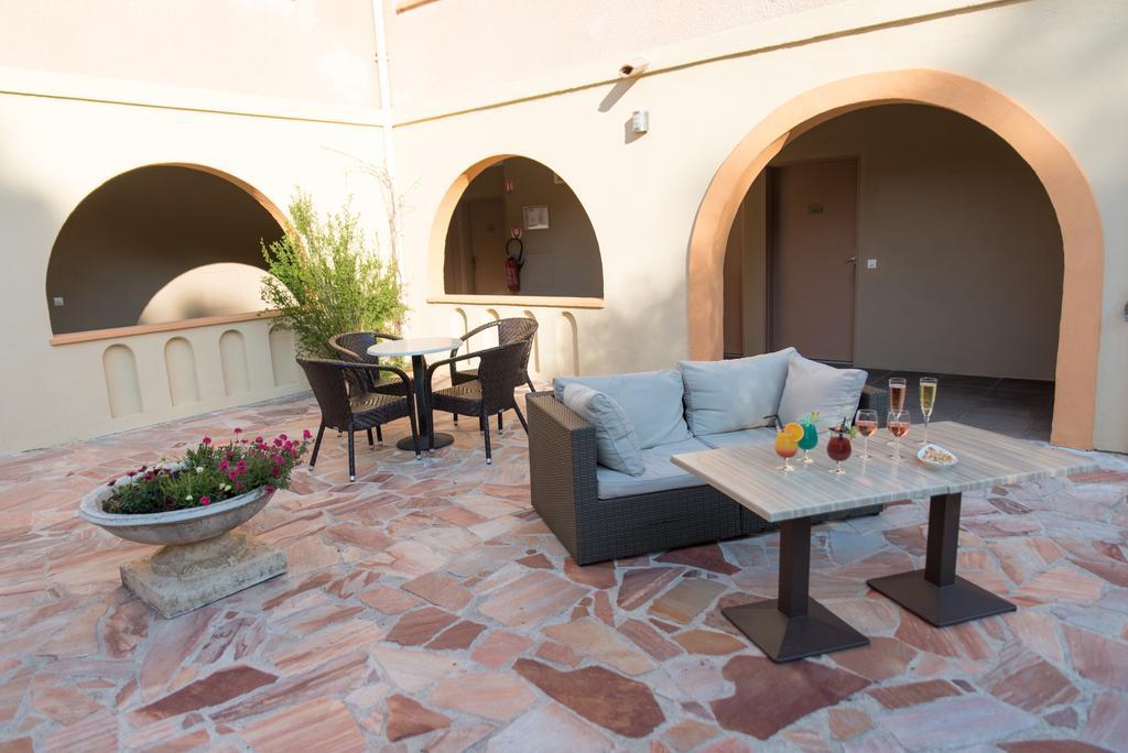 לה טורונה Logis Hostellerie De L'Abbaye מראה חיצוני תמונה
