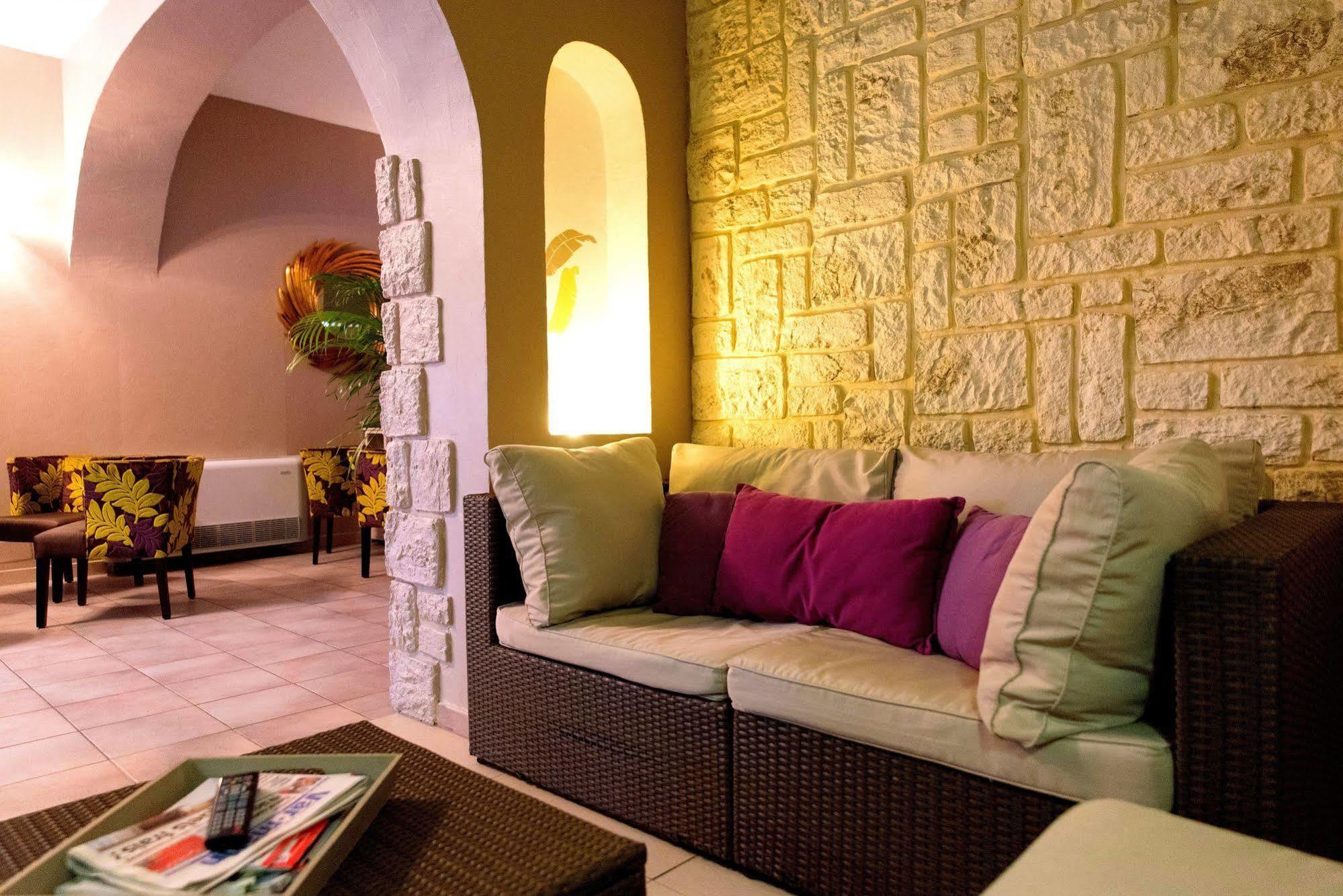 לה טורונה Logis Hostellerie De L'Abbaye מראה חיצוני תמונה