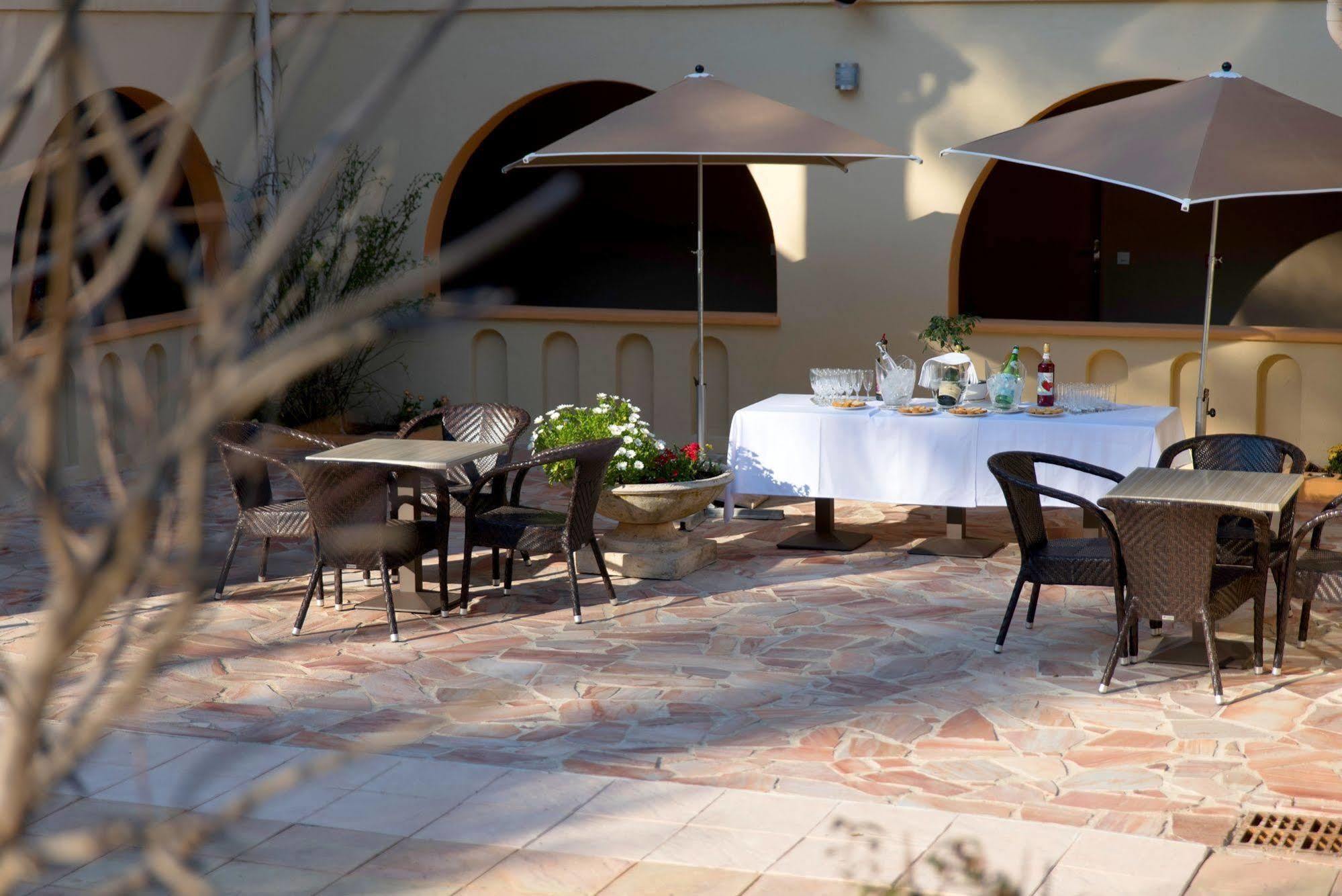 לה טורונה Logis Hostellerie De L'Abbaye מראה חיצוני תמונה